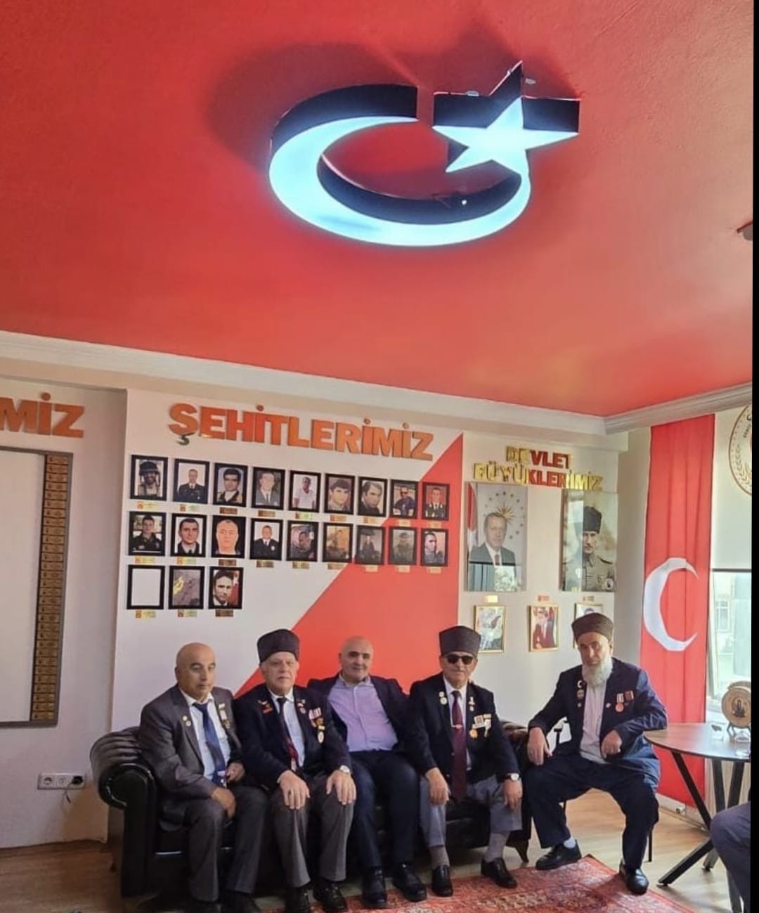 Dernek merkezinde bir araya gelen gaziler