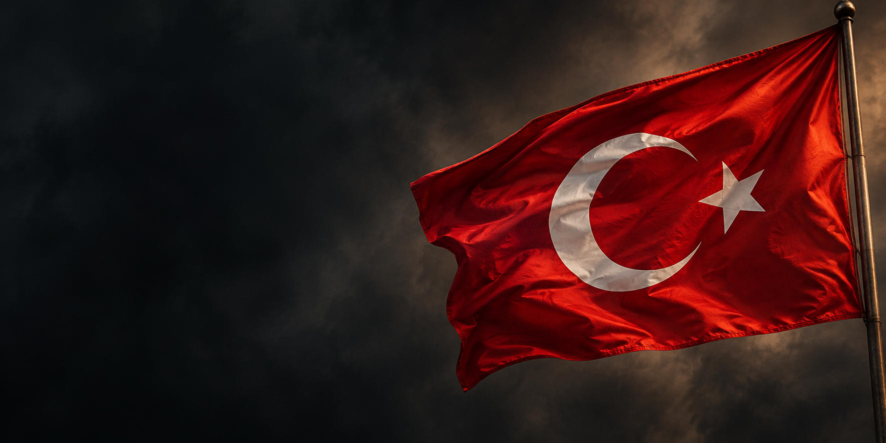 Karanlık fonda dalgalanan ay yıldızlı Türk bayrağı