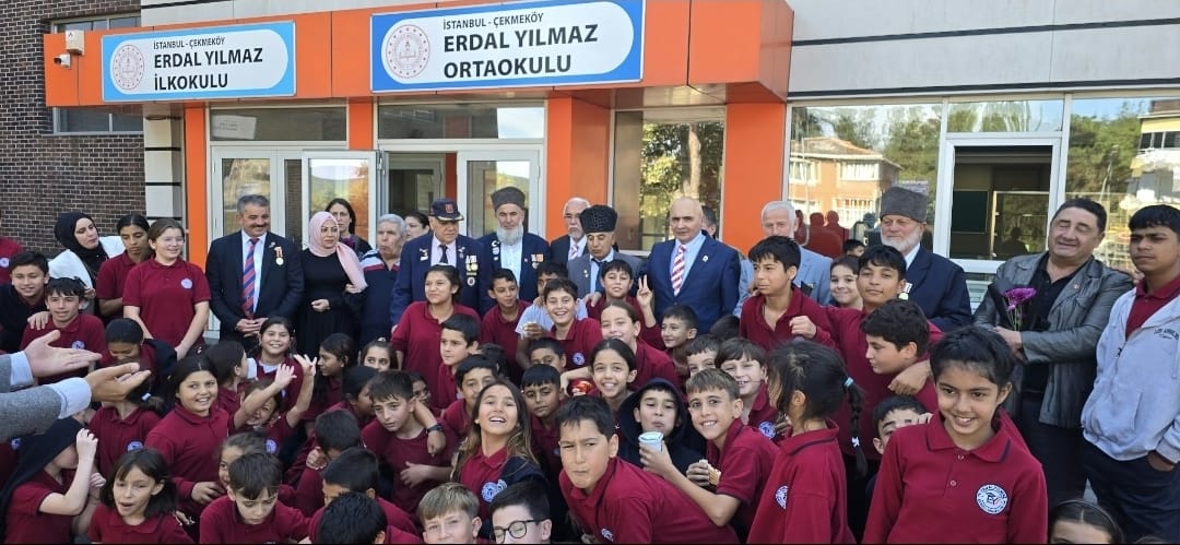 Erdal Yılmaz İlkokulu ve Ortaokulu önünde gaziler ve öğrenciler